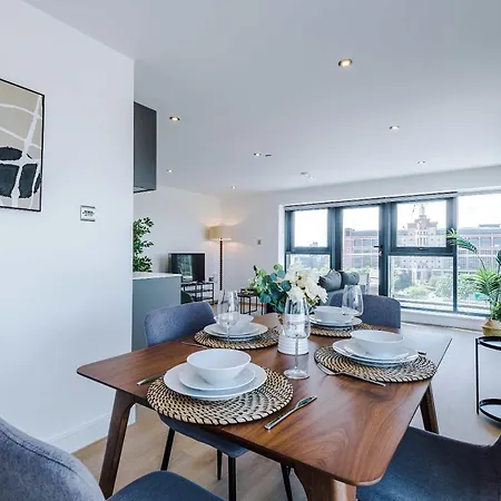 شقة Premium 2-bed In Centre By Mcpi Hosting, Perfect For Families & Contractors *