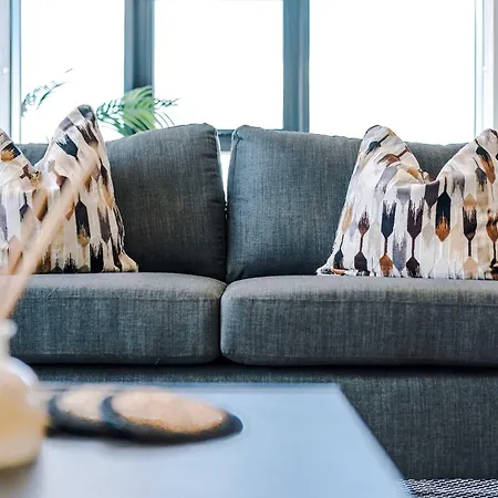 Premium 2-bed In Centre By Mcpi Hosting, Perfect For Families & Contractors *