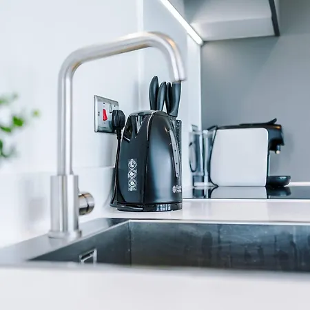 Premium 2-bed In Centre By Mcpi Hosting, Perfect For Families & Contractors דירה *