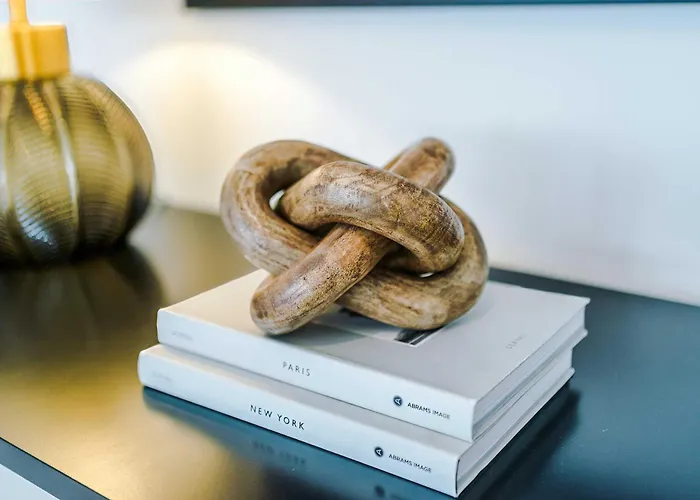 Premium 2-bed In Centre By Mcpi Hosting, Perfect For Families & Contractors דירה *