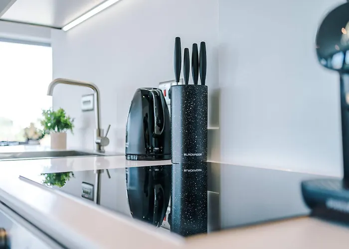 Premium 2-bed In Centre By Mcpi Hosting, Perfect For Families & Contractors דירה