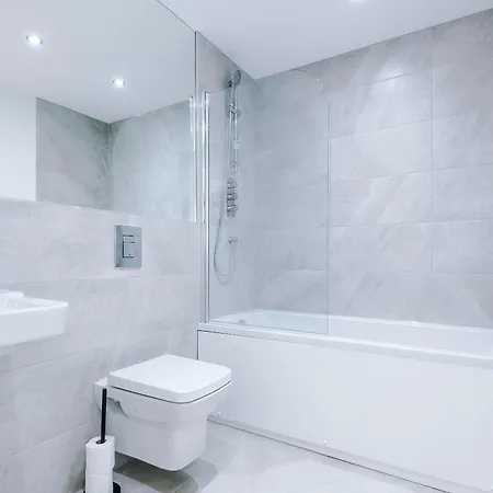 Lägenhet Premium 2-bed In Centre By Mcpi Hosting, Perfect For Families & Contractors *