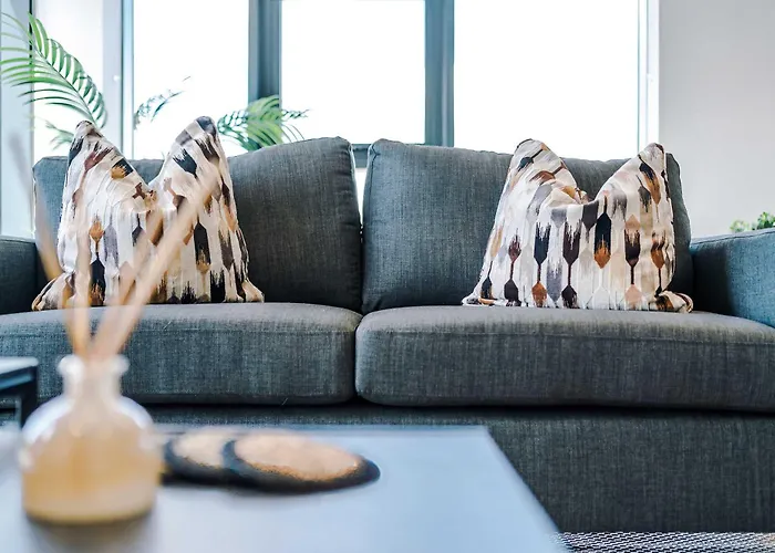 Premium 2-bed In Centre By Mcpi Hosting, Perfect For Families & Contractors *